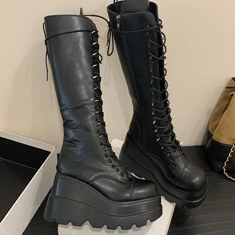 

Модные ботинки средней длины на танкетке, женские мотоциклетные рыцарские сапоги в готическом стиле на толстой подошве, тонкие ковбойские сапоги на высокой платформе