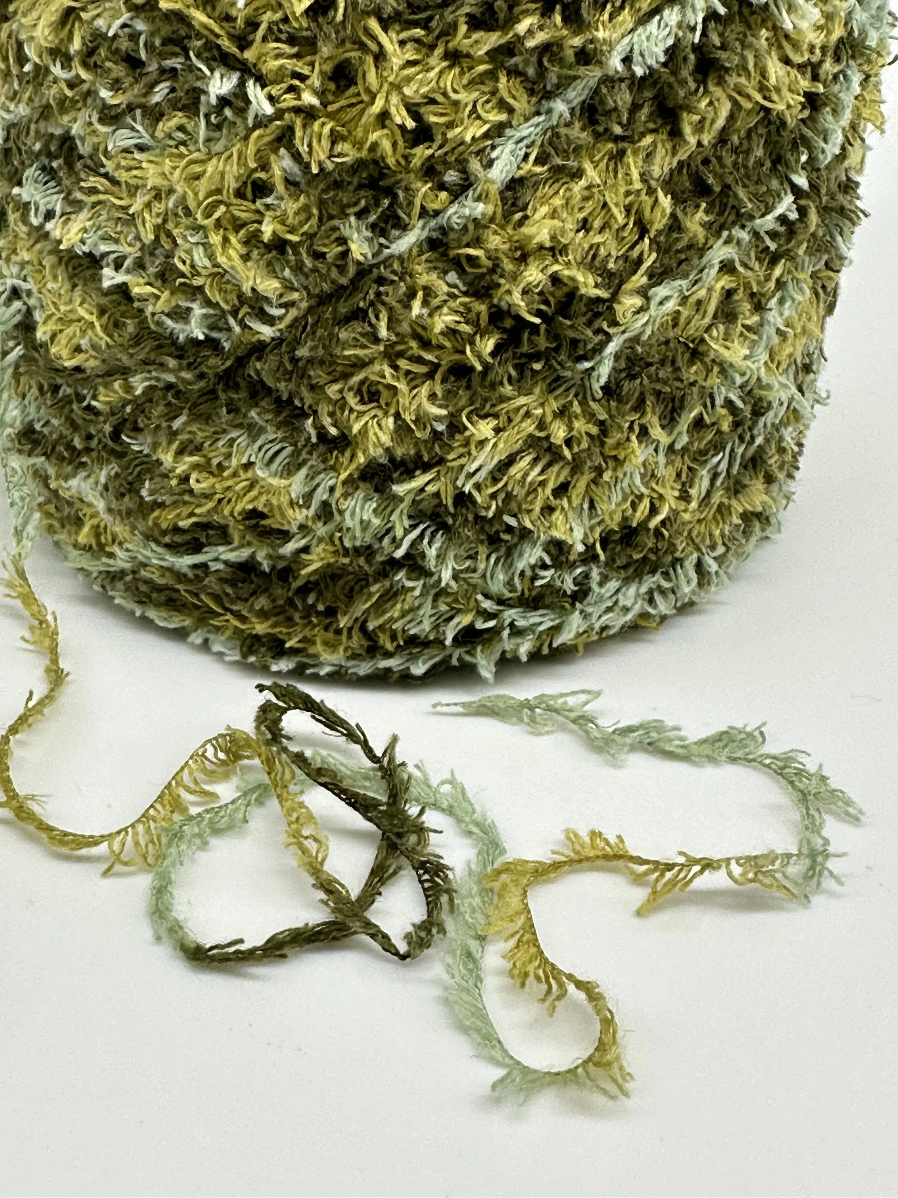 Фото 100 г пряжи для ковров из мха, высококачественная не шариковая секция, но полусторонняя бархатная имитация норки, градиент зеленого цвета, мягкая шерстяная проводка