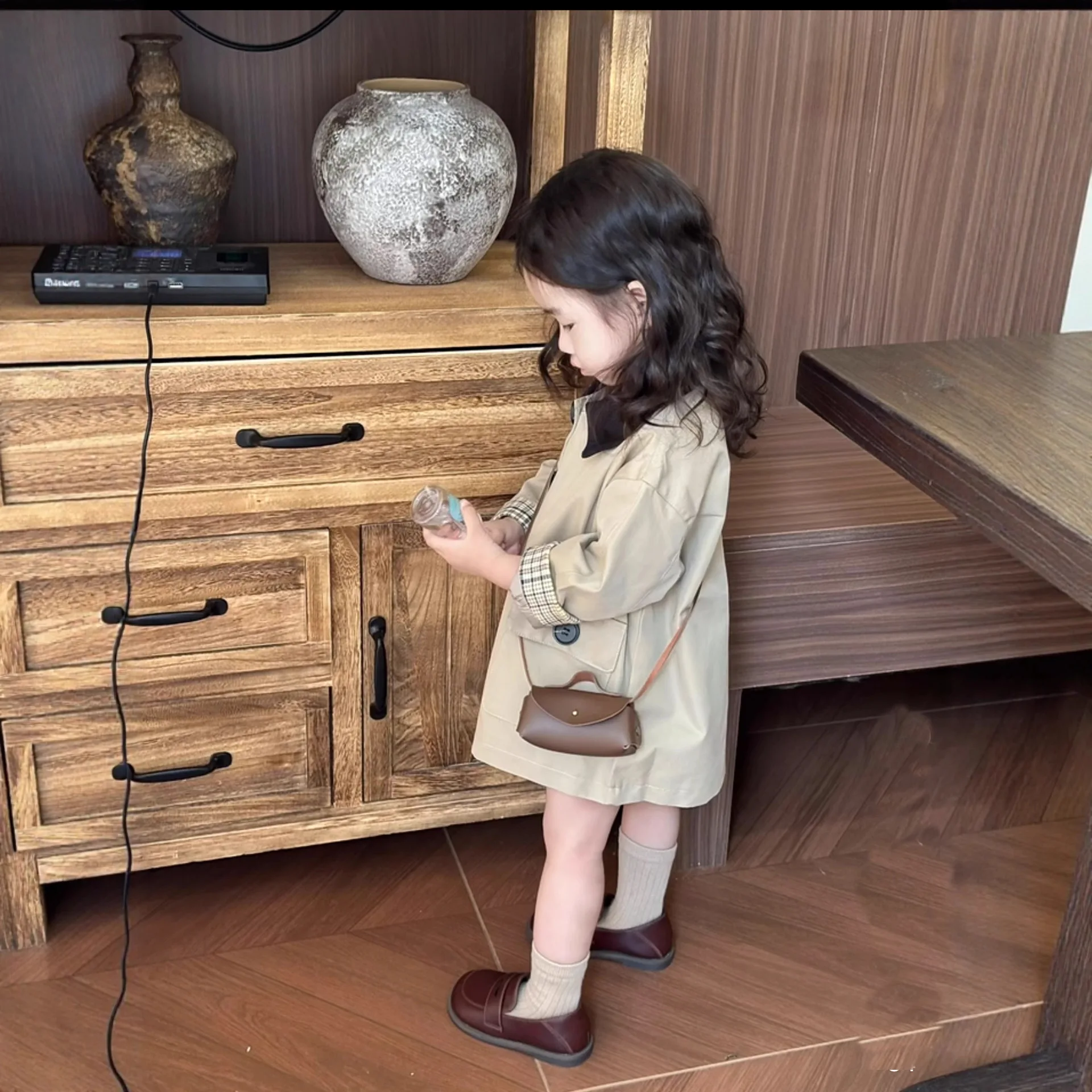 Abbigliamento per bambini Cappotto per ragazza Autunno 25 Nuova neonata Stile retrò britannico Risvolto Trench medio e lungo Top per bambini