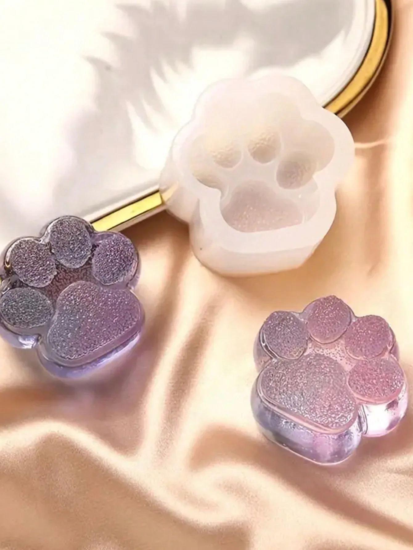 1pc，Create Unique and Eye-Catching Treats with This Mirror Diamond Cat Claw Silicone Mold!