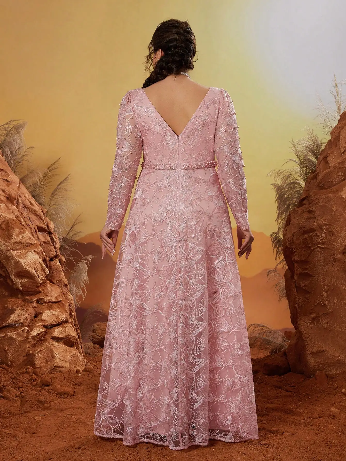 Sukienka Anpoket z okrągłym dekoltem, bufiastymi rękawami, haftem z koralików, koronką, długimi rękawami, aplikowanymi zdobieniami i rozcięciem z boku.