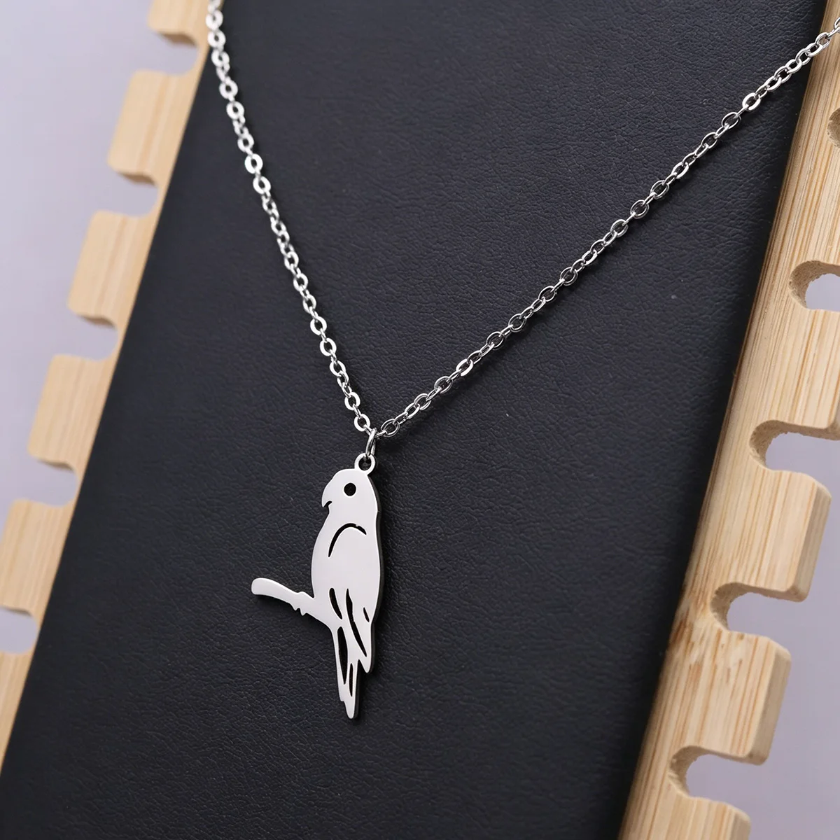Kinitial Halskette mit Papagei am Ast-Anhänger für Damen und Mädchen, Edelstahl, goldfarben, Halskette, niedlicher Vogel-Schmuck, Geburtstagsgeschenk