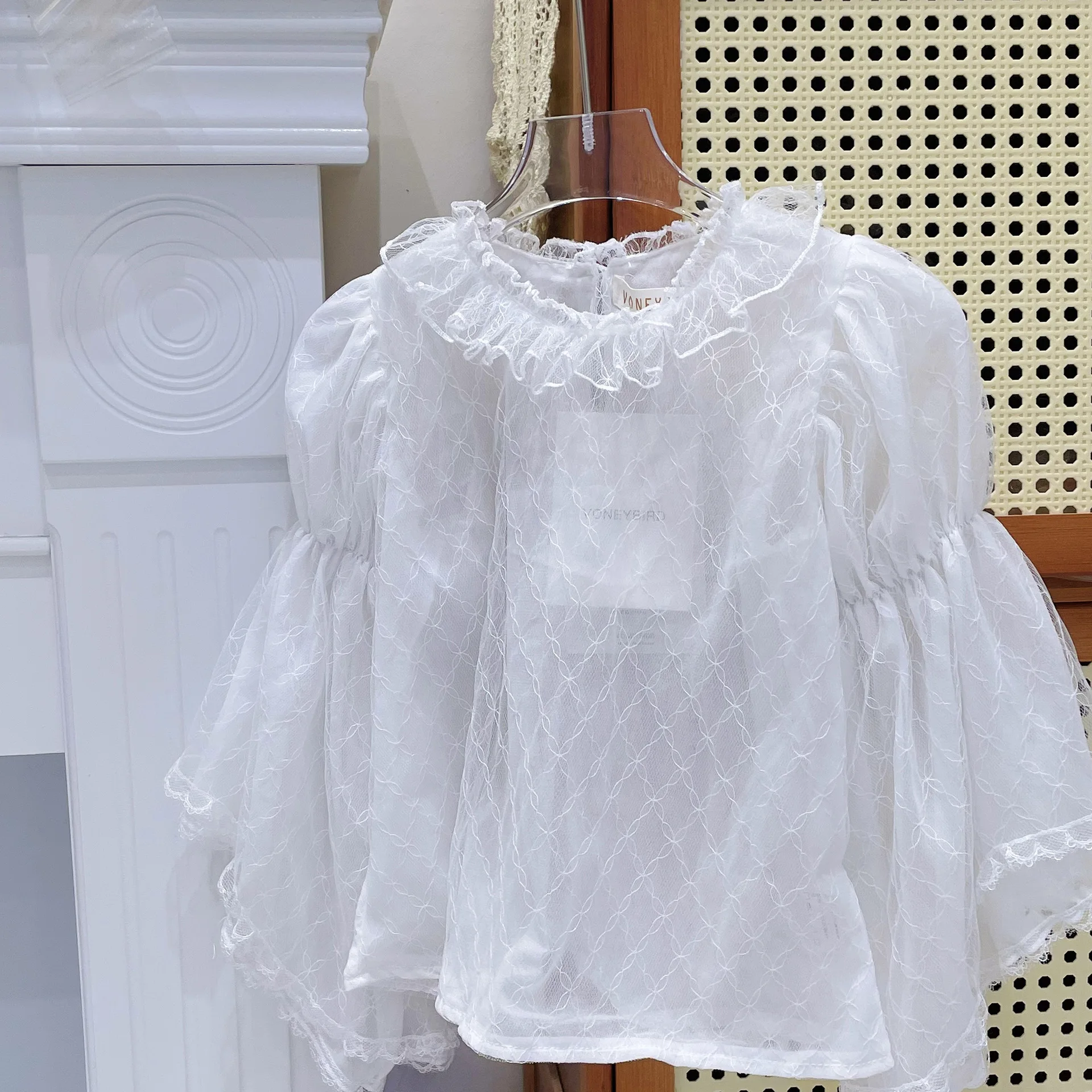 

2024 Girls' Autumn New Korean White Lace Chiffon Underlay T Children's Fashionable Long Sleeved Bottom Shirt