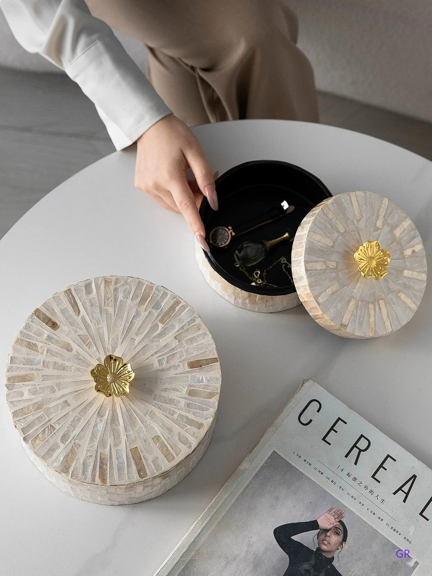 Cream Style Seashell Jewelry Box with Lid Handle Round Decorative Organizer