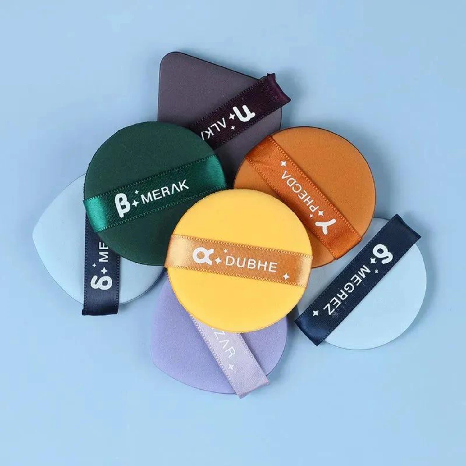 7 個のソフトフェイスパウダーパフセット、エレガントな収納ボックス付き、完璧な美容メイクアップのためのふわふわのルースパウダーブレンダースポンジ