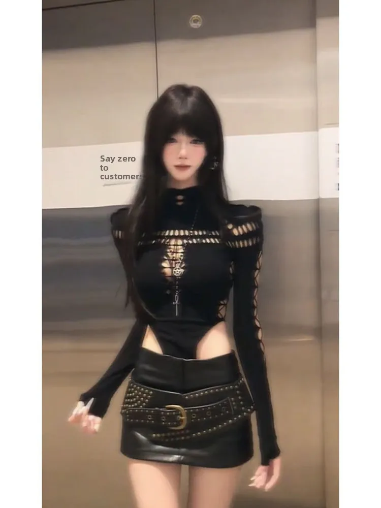 ストリートスタイルの透かし彫りロングスリーブボディスーツ、レディースセクシーなスリムフィット、肩出しハイウエストベース、秋のファションに最適なトップス