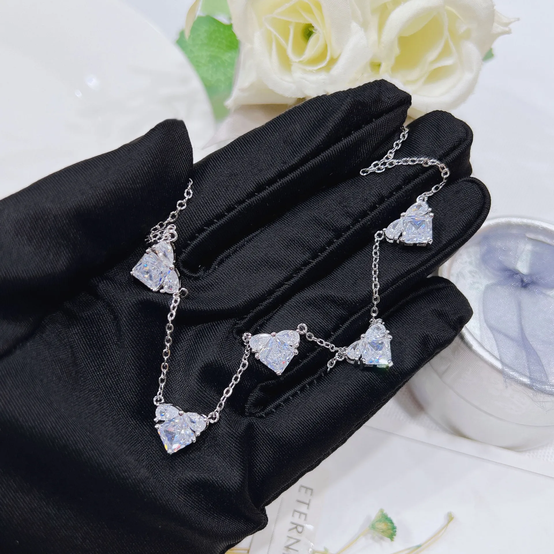 Luxuriöse Herzförmige Zirkonia-Ohrstecker für Damen Elegante Modische Halskette Schmuck für Party und Hochzeit – Detail 12