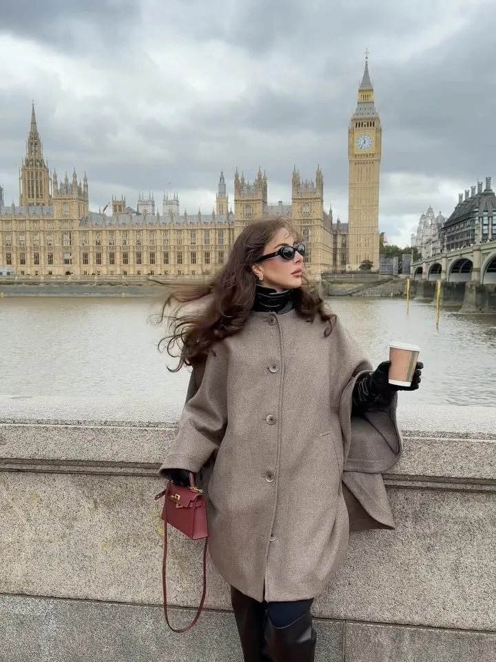 Damski płaszcz z wełny, elegancki kołnierz ze skóry, jednorzędowy, z kieszeniami, luźny krój, idealny na co dzień, do pracy, do biura.