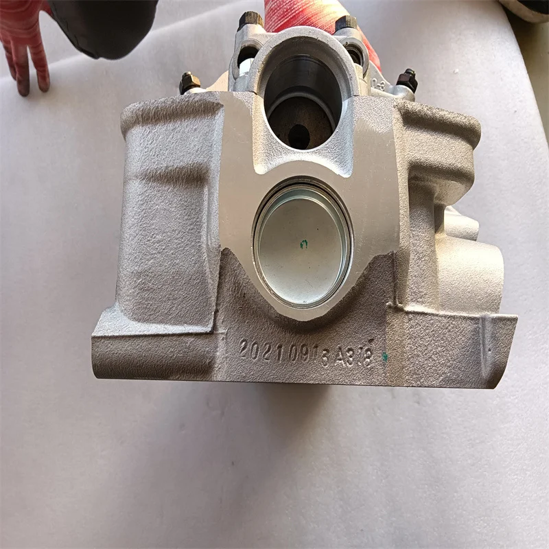 High Quality MD311828 Cylinder Head Assembly For 4G54 Engine Easy Installation Direct Replacement