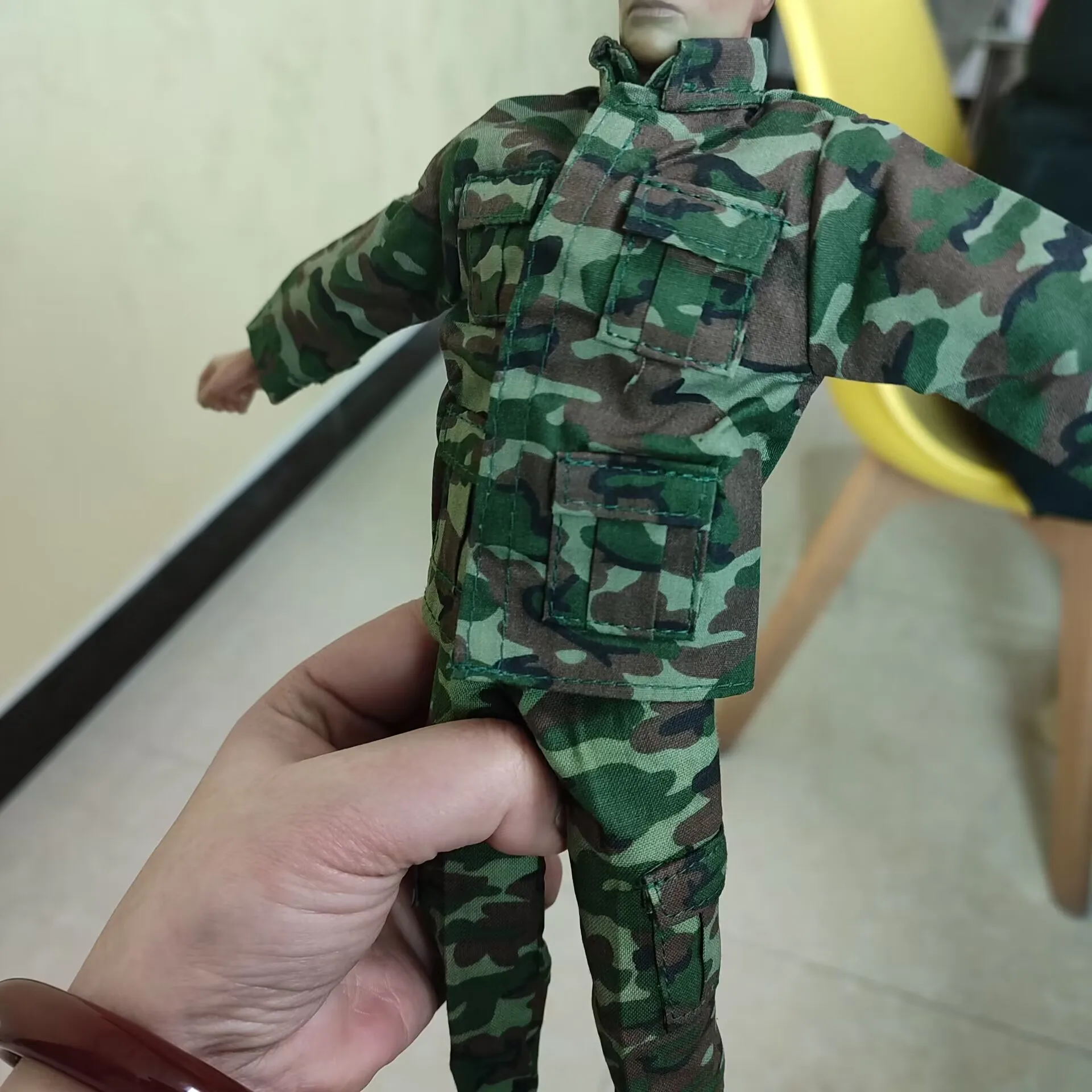 Zestaw munduru wojskowego Royal Marines w skali 1:6, kamuflaż dżunglowy, płaszcz i spodnie dla figurki akcji 12-calowej.