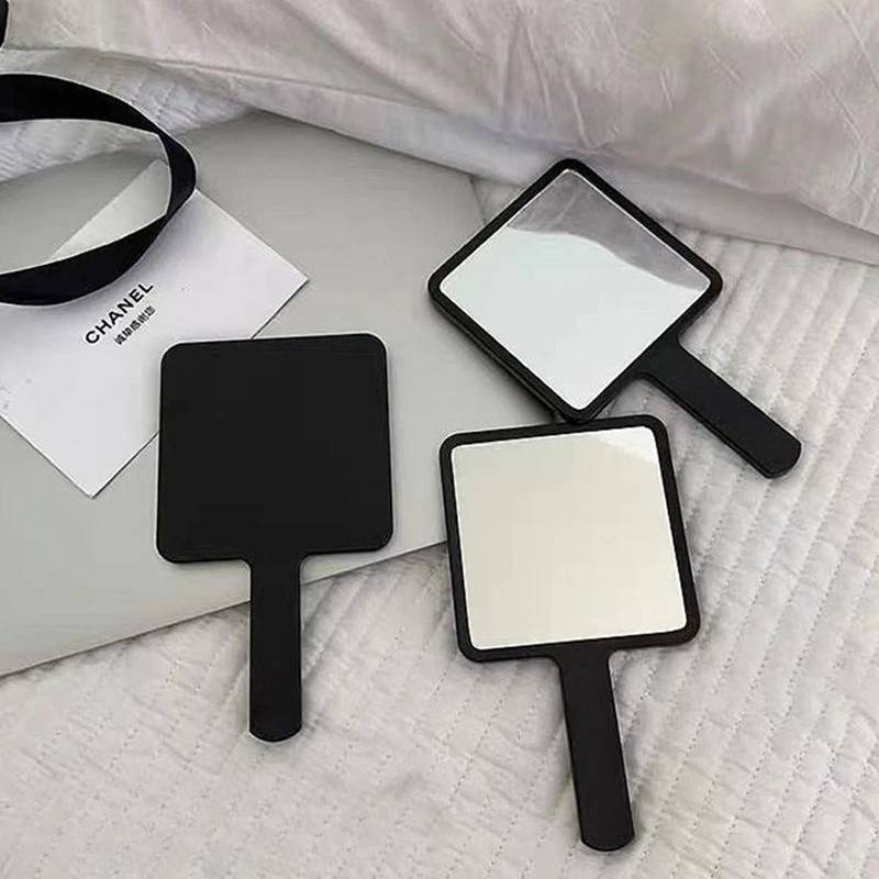 Espelho de banheiro alça quadrada menina segurando espelho de maquiagem