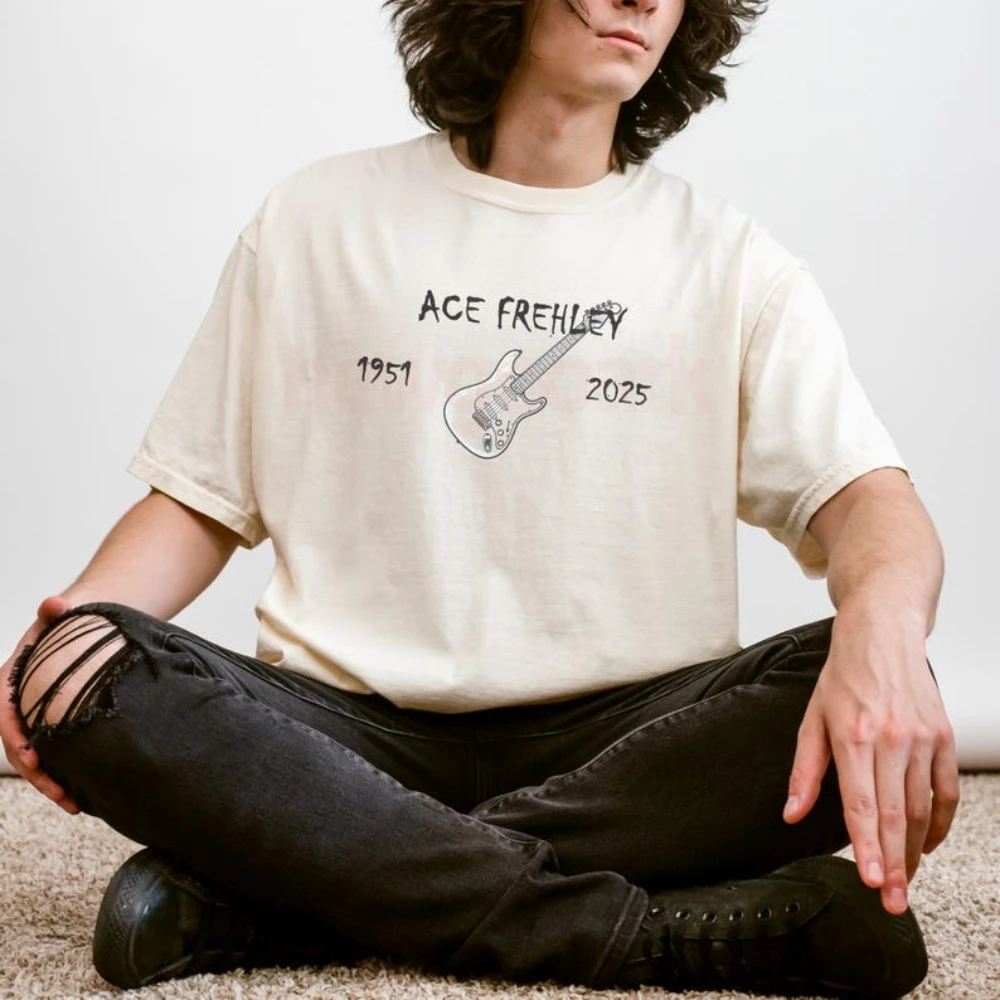 الأسطوري الآس فريلي روك عازف الجيتار تحية تي شيرت مطبوع RIP 1951 ‐ 2025 الموسيقى التذكارية قميص امرأة رجل القطن قصير الأكمام