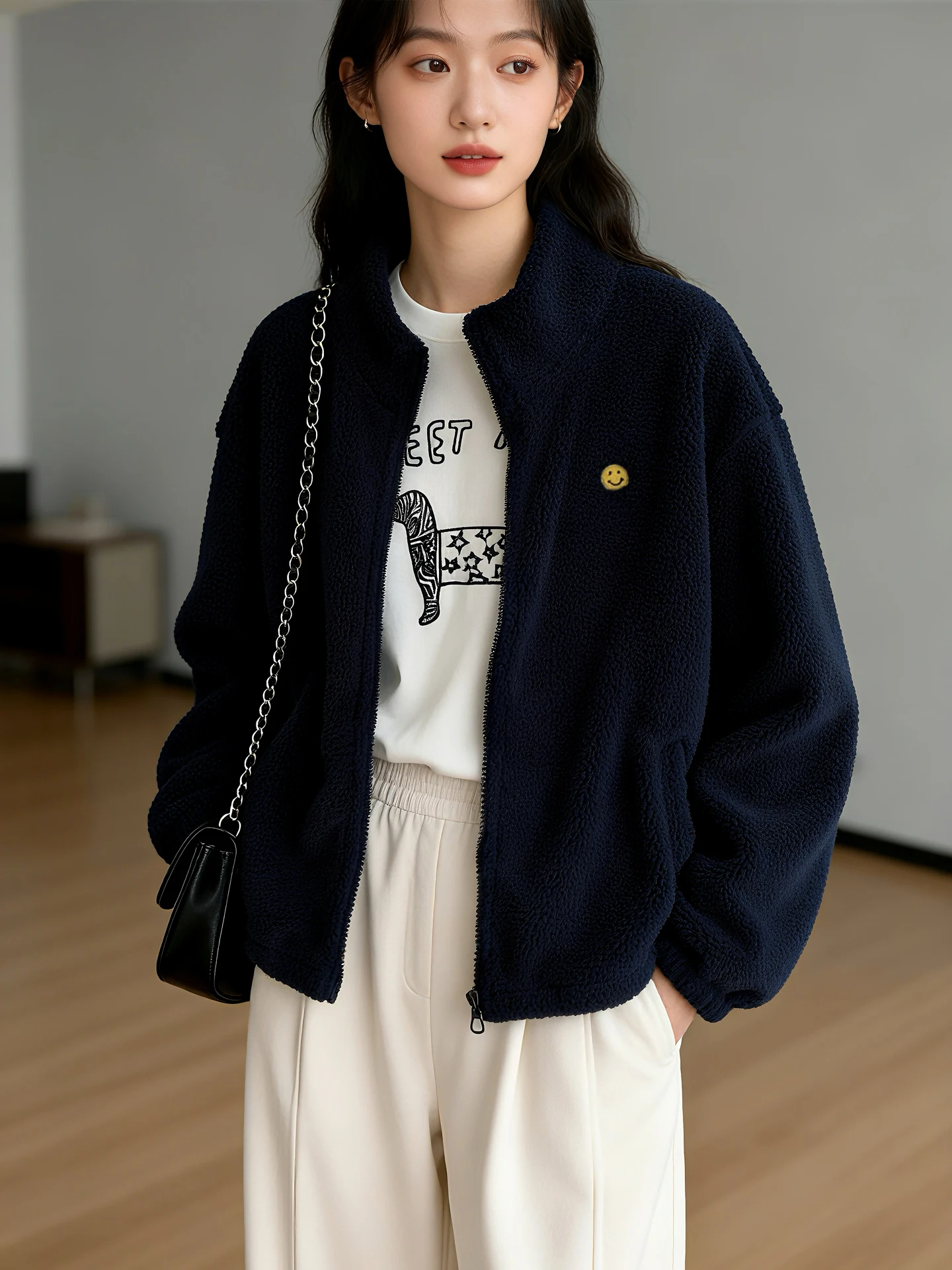 

Утепленная женская куртка из овечьей шерсти с вышивкой в виде улыбающегося лица, с воротником-стойкой, короткая, зимняя, теплая, на молнии, из полиэстера и нейлона