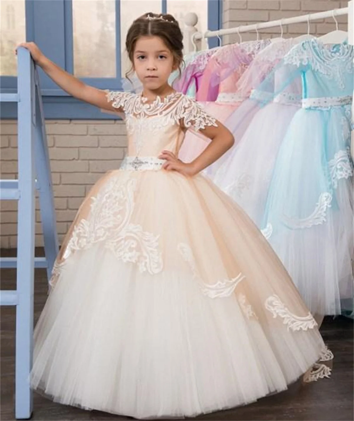 

Flower Girl Dresses Champagne Fluffy Tulle Lace Bow Wedding Princess Appliques Kid Pageant First Communion Gowns Long Trains