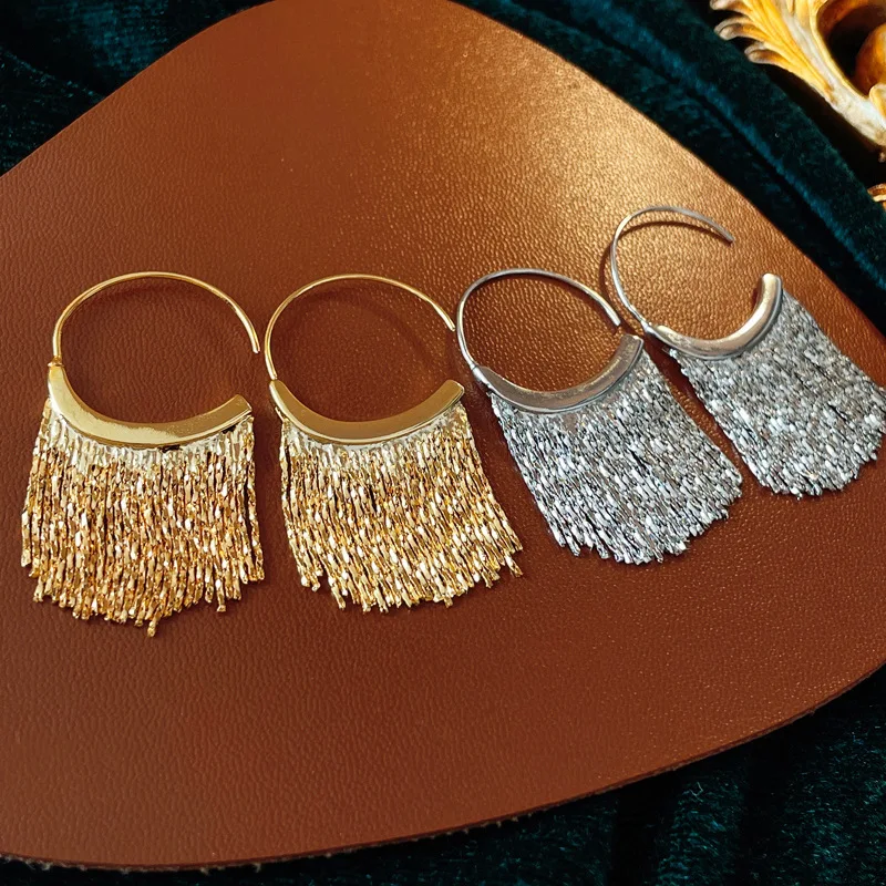 High-end, short, smart, fringed C-shaped ear hook earrings, fashionable niche, cold wind temperament and elegant earrings.