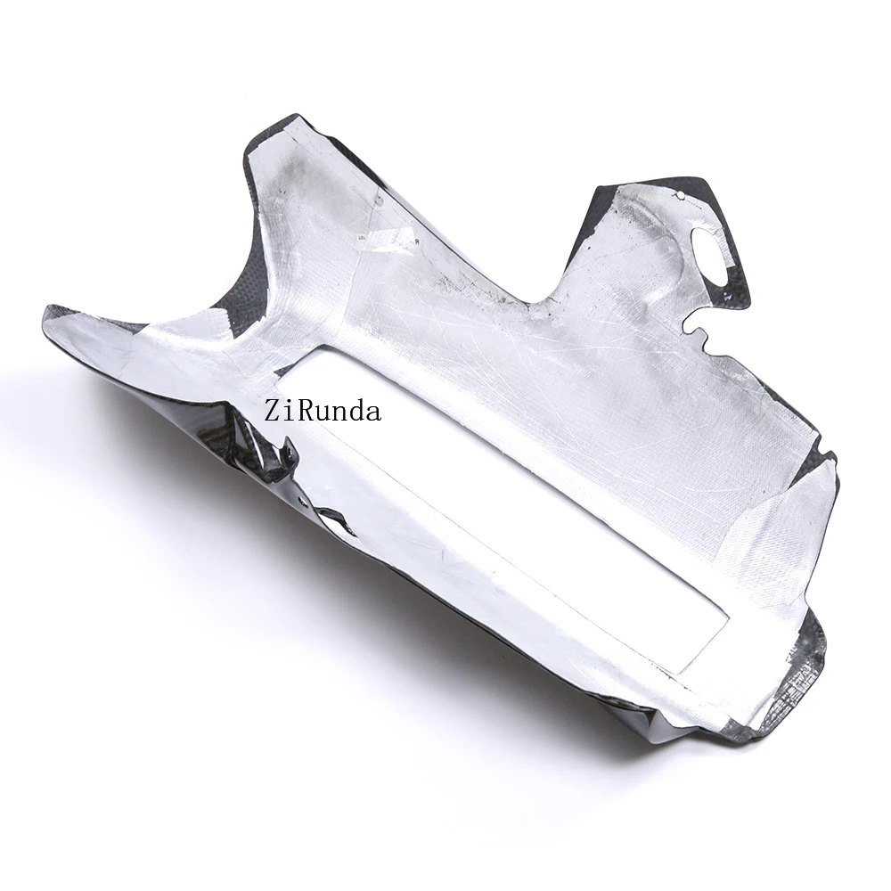 Motocyklowa modyfikowana skorupa z włókna węglowego otoczona dolną kieszenią deflektora