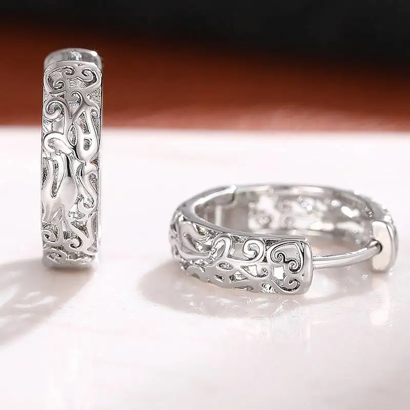 Huitan Modische Damen-Creolen mit Gravur und Hohldesign, Vielseitiges Silberfarbenes Schmuckzubehör für Party, Alltag und Hochzeit