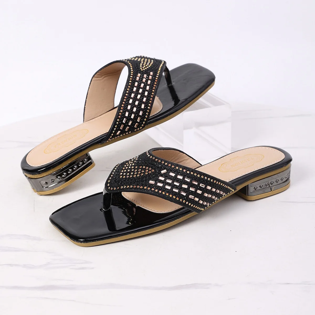 Sommerliche Damen-Sandalen in Übergrößen 2026: Neue modische flache Pantoletten mit niedrigem Absatz, Strass-Clip-Zehen und eckiger Zehenpartie – Zapatos Mujer – Detail 9