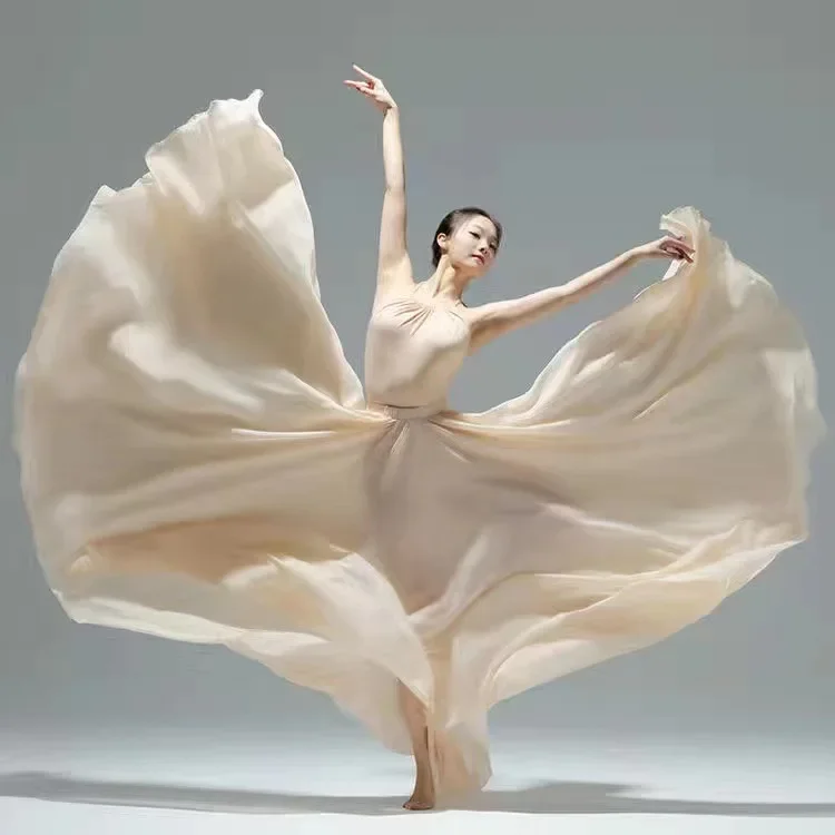Abito da spettacolo di danza classica con movimento grande da 720 gradi, gonna in chiffon, abito da ballo rosso brillante dello Xinjiang, abito lungo quadrato