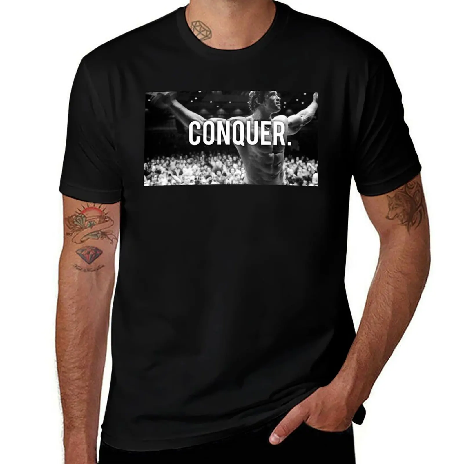 CONQUER (Arnold Poster) T-Shirt Festival T-shirt à manches courtes