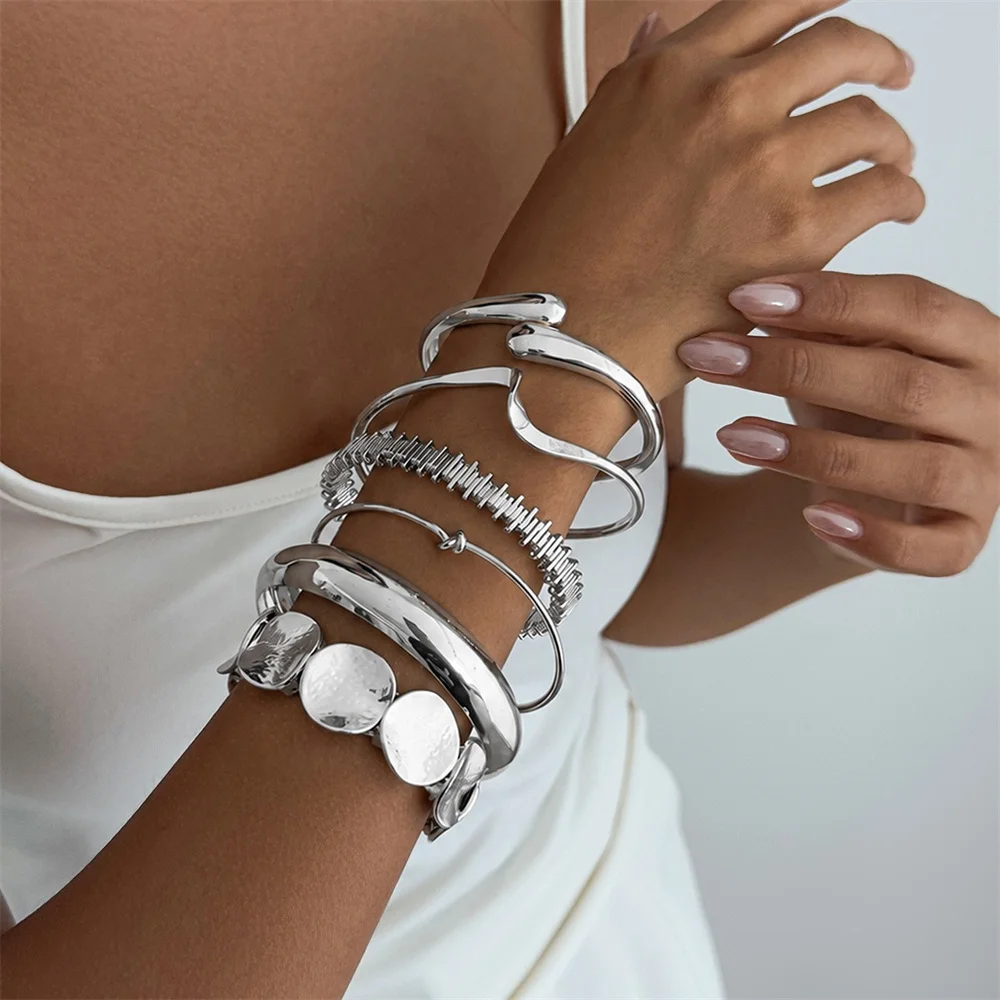 Women Stackable Gold Bangle Set 5Pcs Vintage Hammered Disc Asymmetrical Metal Wide Cuff Bracelets Fashion Daily Wear Jewelry