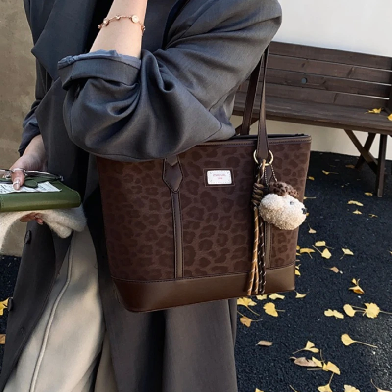 

Fashionable Messenger Bag Women, Leather Shoulder Handbag With Gold Hardware, Elegant Crossbody For Daily Use