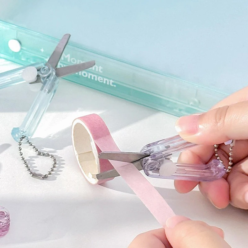 Mini forbici piccole trasparenti Color caramella pieghevoli forbici telescopiche per cancelleria con ciondolo sicurezza Scrapbook forbici studente