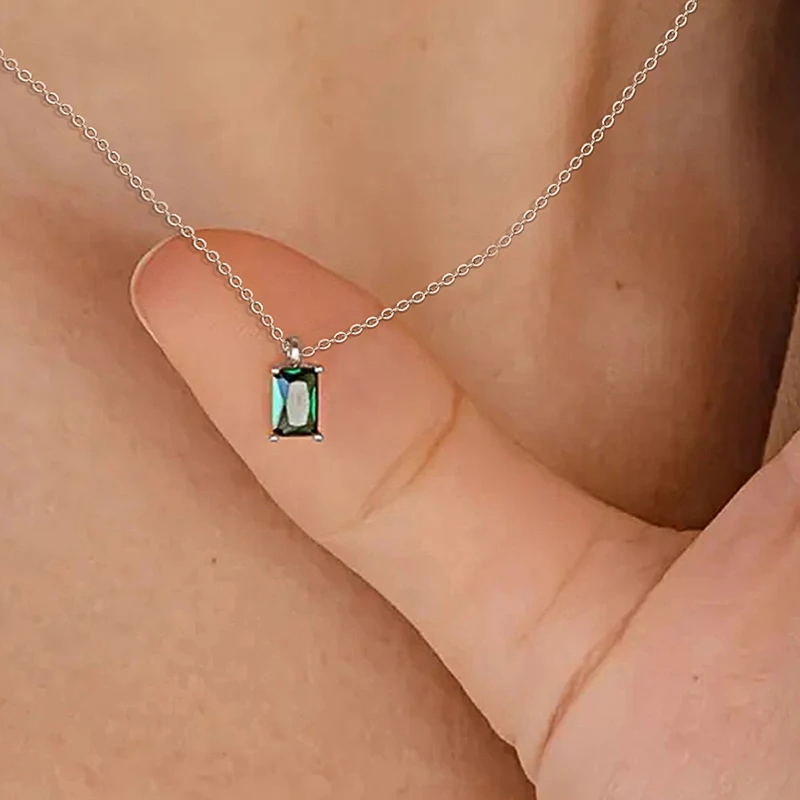 Huitan Minimalistische rechteckige Halskette mit grünem Zirkonia-Anhänger für Damen, silberfarben/goldfarben, modischer, vielseitiger Schmuck