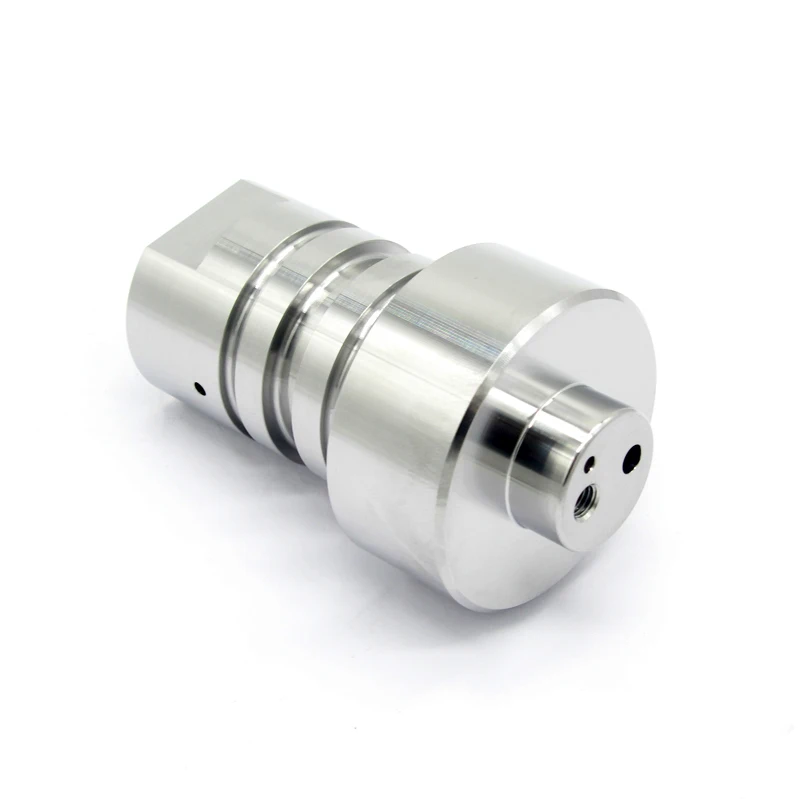 O jato de água parte o corpo 004383-3 da válvula de retenção para a bomba 100009-1 do intensificador