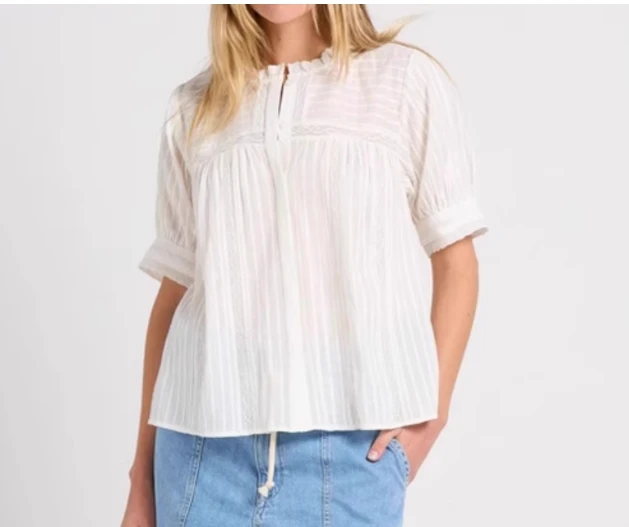 เสื้อเชิ้ตแขนสั้นลูกไม้สีเหลืองของผู้หญิงลําลองคอกลมจีบออกแบบด้านบนของผู้หญิง