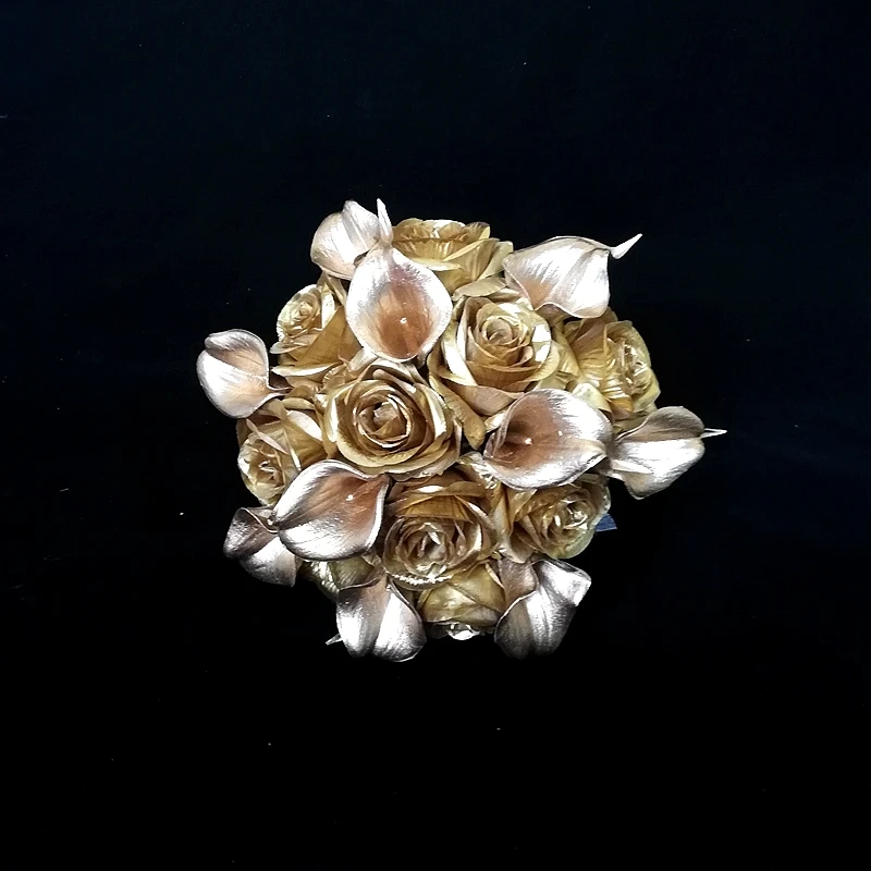 

2023 Whitney Wedding Bouquet Collection Golden Roses Gold Calla Lilies Shiny Weddings Events Accessoires de mariage