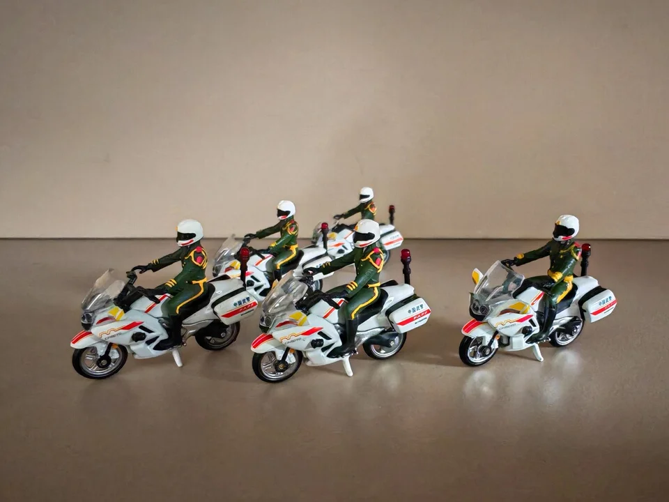 

Набор XCARTOYS: Мотоциклы полиции для национальной команды, имитация, масштаб 1/64, аксессуары для сцен, миниатюрные фигурки ручной работы, коллекция