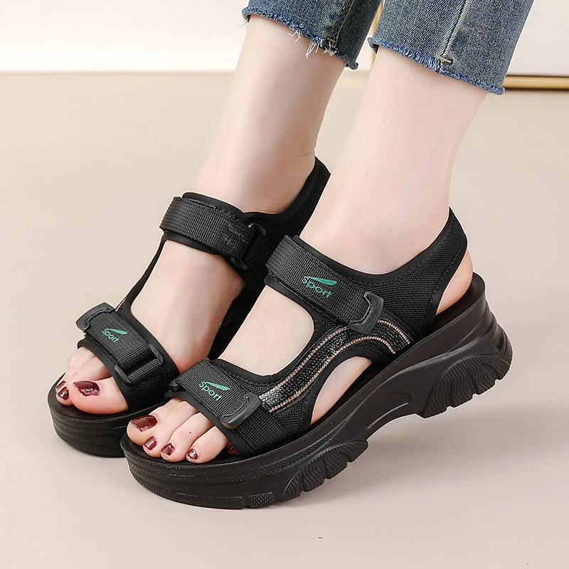 Sandálias de plataforma preta sapatos de praia tamancos com salto dedo do pé aberto 2024 feminino med muffins sapato alpercatas grosso meninas esportes peep ne