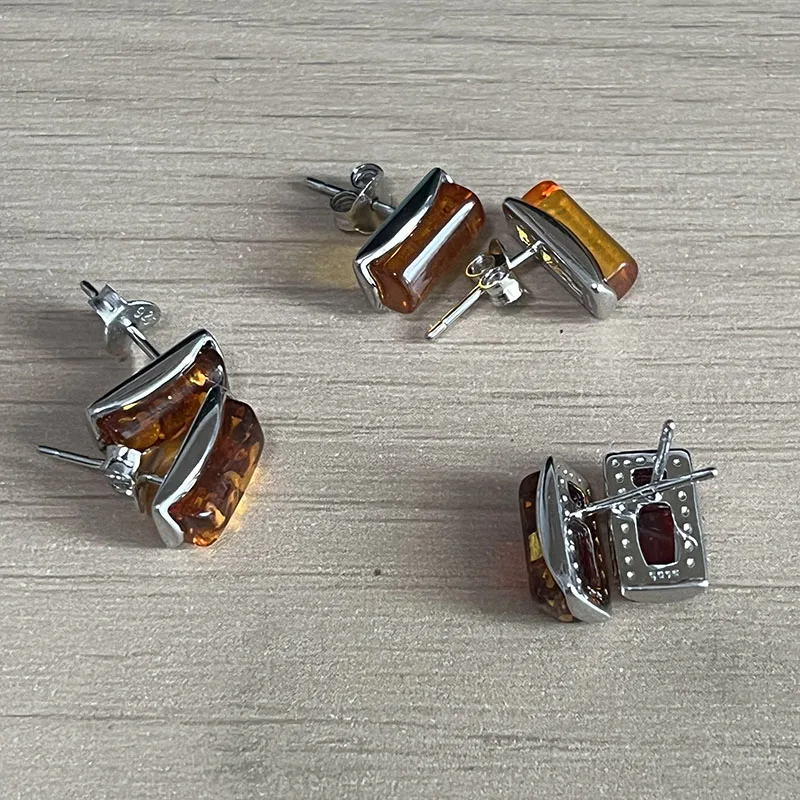 Yoowei Small Amber Earrings for Women 9*7mm Tiny Teardrop Shape Genuine Natural Amber Stud Earrings Girls Jewelry Gift Wholesale