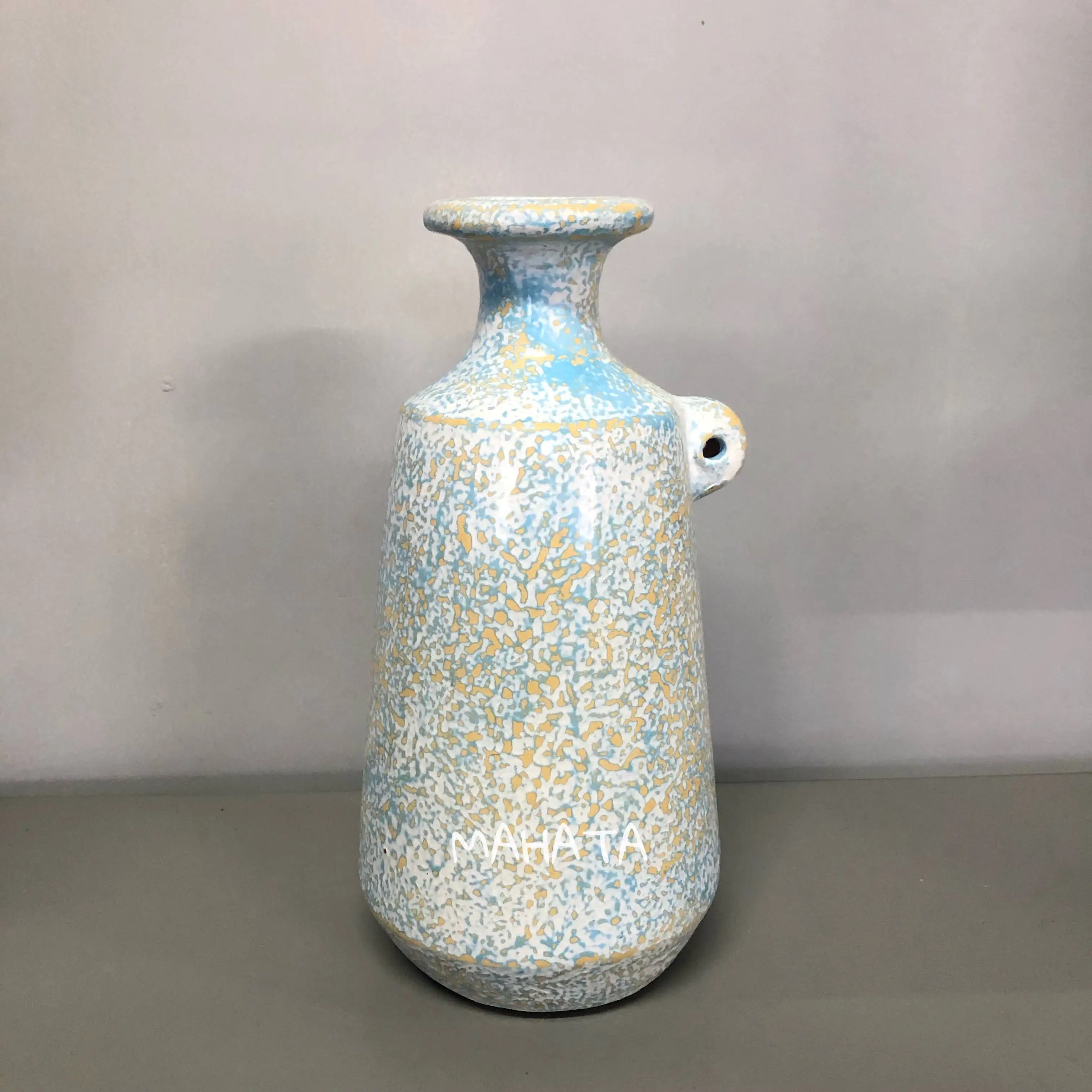 

Decorative vase with handle, used for home office hotel restaurant decoration.