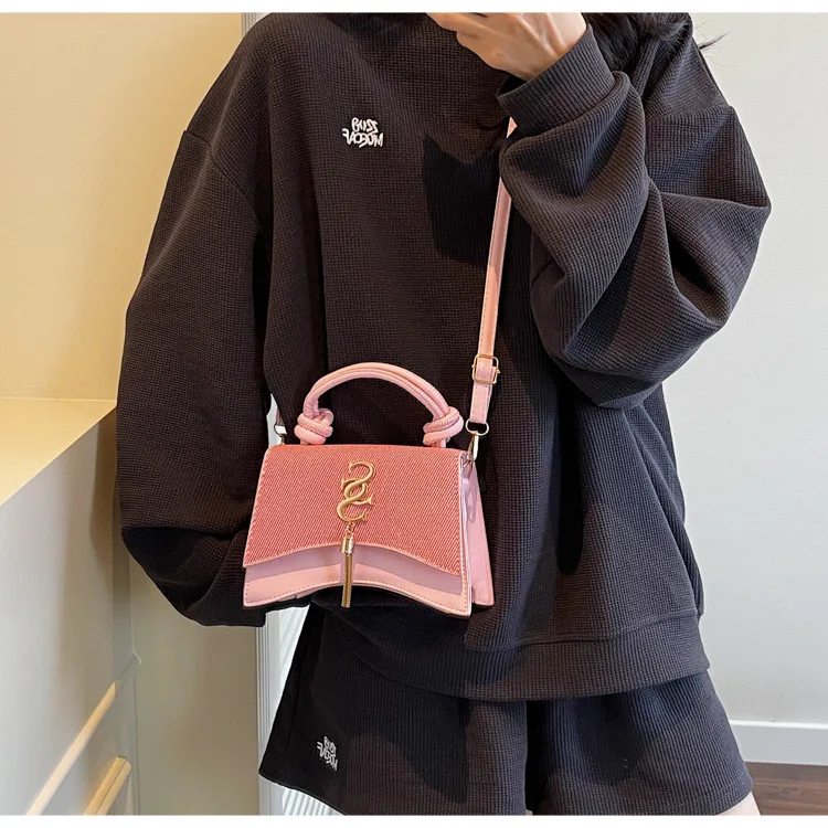 

‌ 2023 Новая женская квадратная сумка через плечо — свежий буквенный принт и летние цвета, повседневная сумка через плечо с ремешком-цепочкой ‌