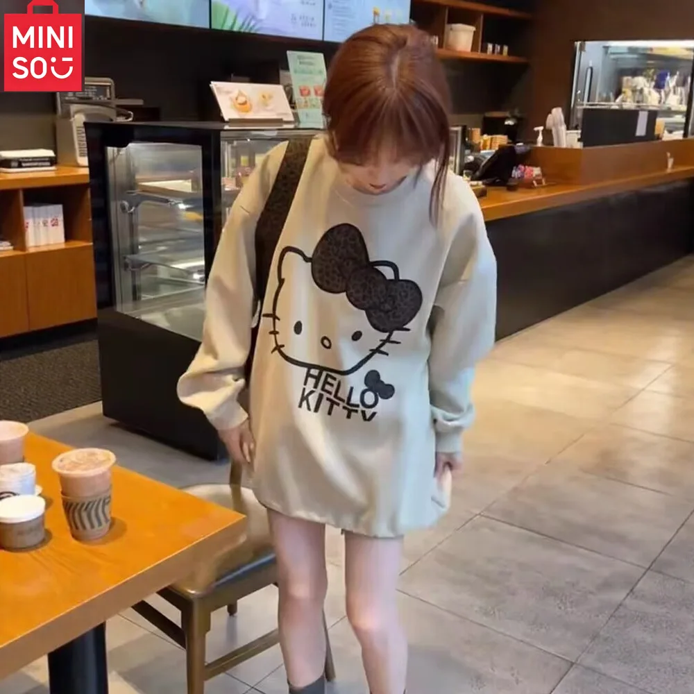 سترة بغطاء للرأس برقبة دائرية مطبوعة برسوم كارتونية أوروبية من MINISO للنساء في خريف 2025، بلوزة كبيرة الحجم جديدة فضفاضة وكسول