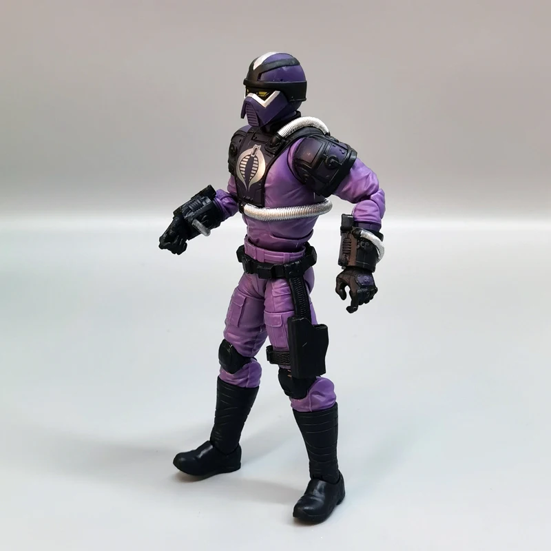 Hasbro GI. Figura de acción de la serie clasificada Joe de 6 pulgadas, modelo articulado Cobra Techno Viper con cuerpo en blanco y accesorios a granel