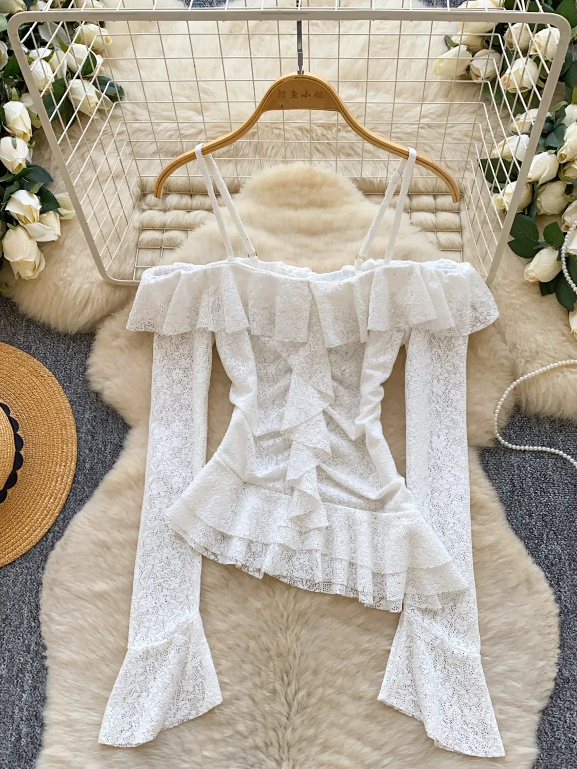 

Женская блузка Foamlina с открытыми плечами, кружевом и оборками, в корейском стиле, однотонная, с длинными расклешенными рукавами и рюшами, для весны и лета