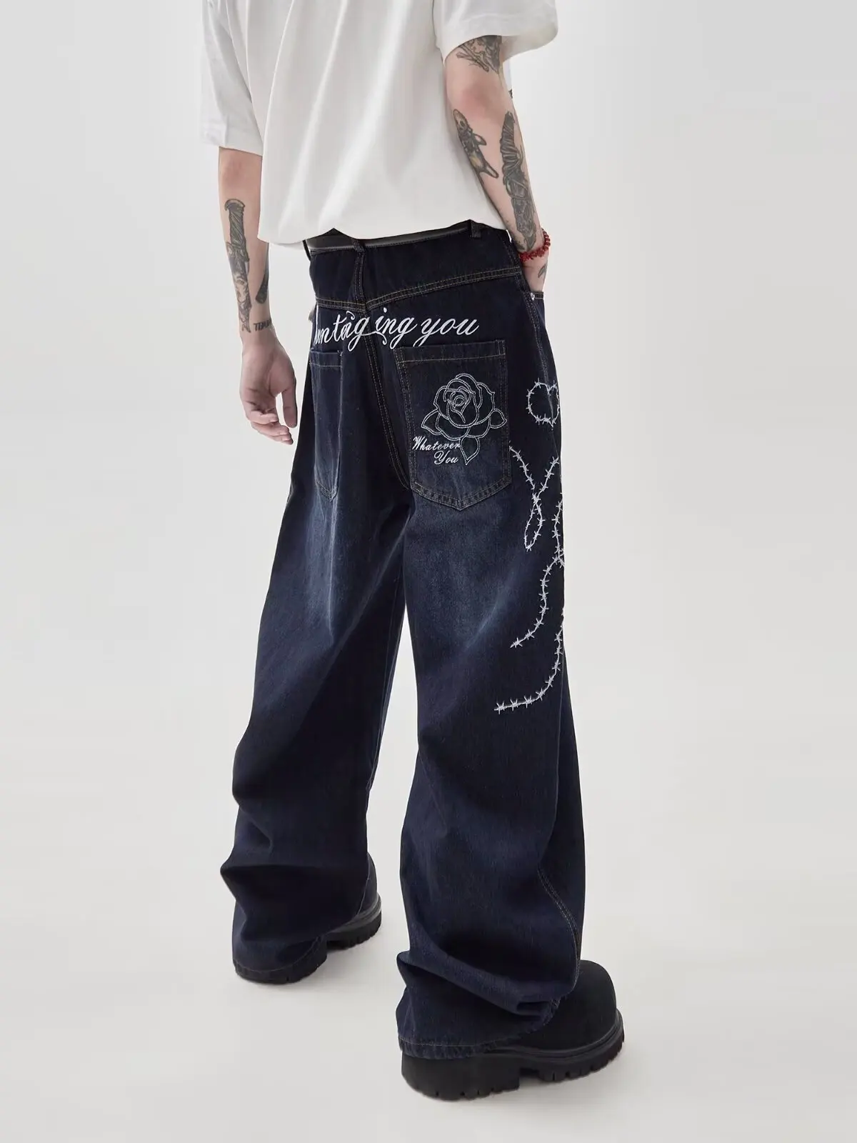 

Мужские джинсы в стиле американского хай-стрита с вышивкой роз, заклепками, эффектом потертости, изогнутым кроем, в стиле хип-хоп, длинные, ретро-тренд