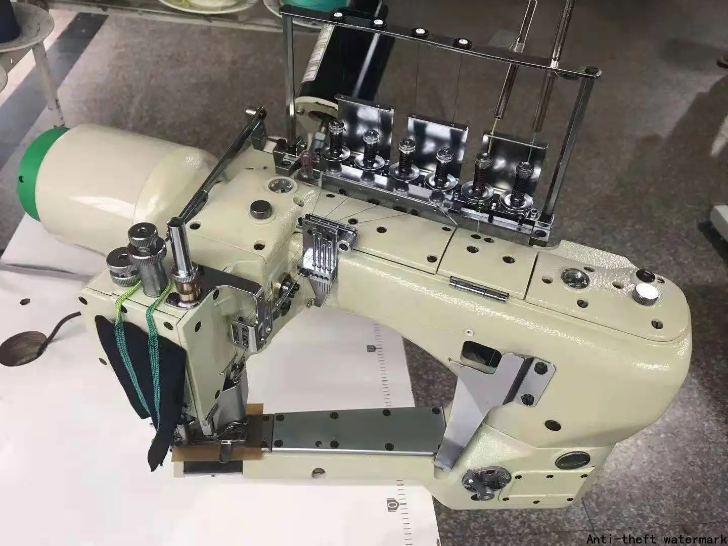 QS-62GW 4 Needle 6 Thread Feed off the Arm Flat Seamer Sewing Machine Chainstitch Industrial Sewing Machine