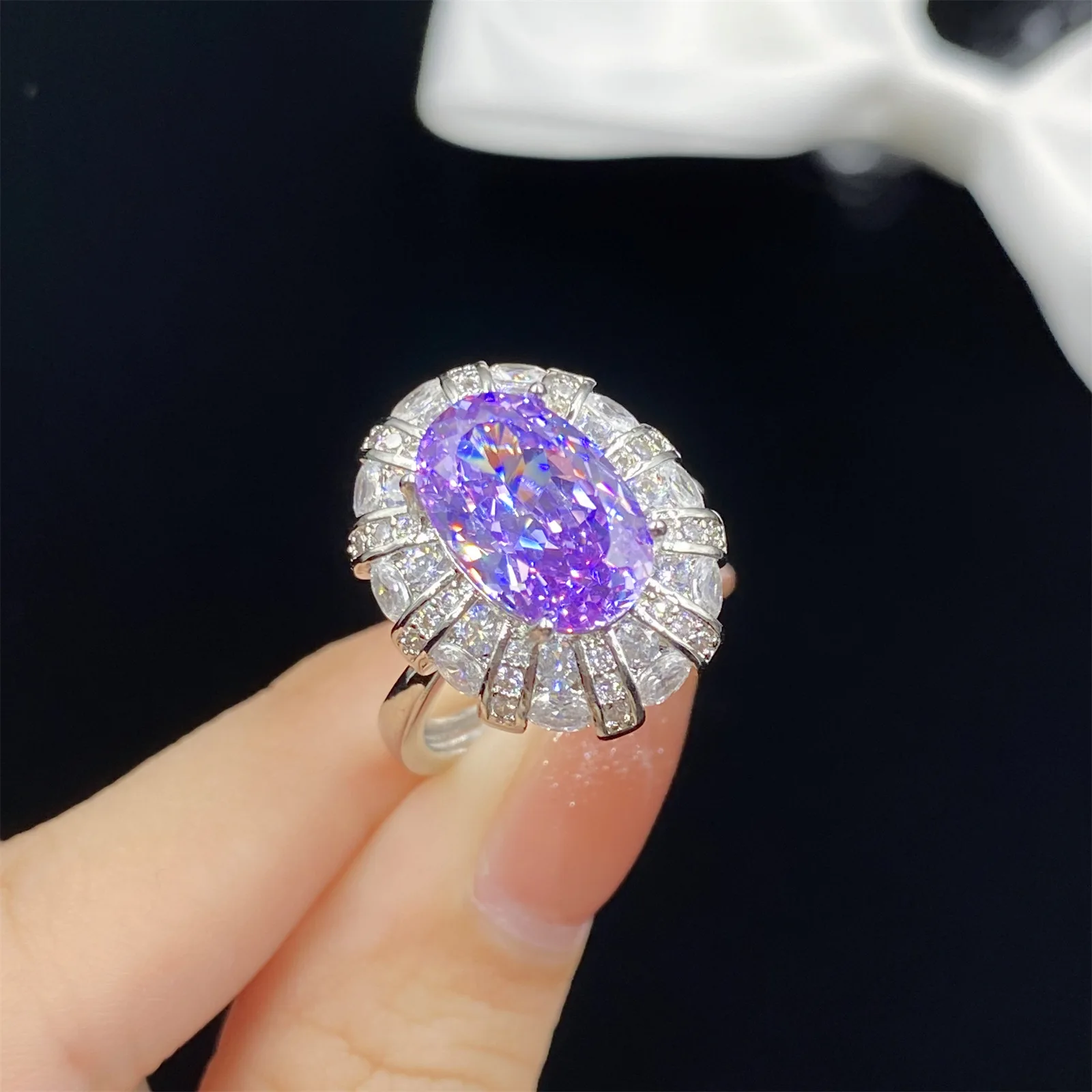 ดอกไม้น้ำแข็งเลียนแบบอเมทิสต์สีม่วงประกายระยิบระยับแหวนปรับขนาดได้เพทายรูปไข่เครื่องประดับเสน่ห์ของผู้หญิง