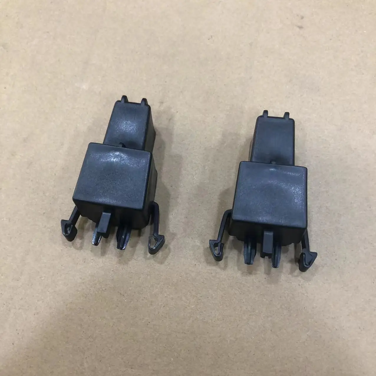 

For Tesla MODEL 3 front storage box clip middle 1131205-00-C