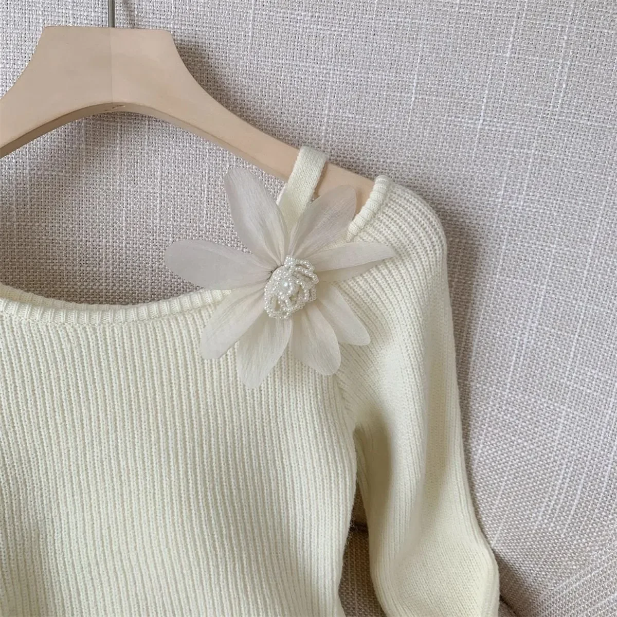 Fiori tridimensionali Stile delicato Orecchie in legno irregolari Maglione corto a maniche lunghe Bellissimo maglione lavorato a maglia sottile e sottile