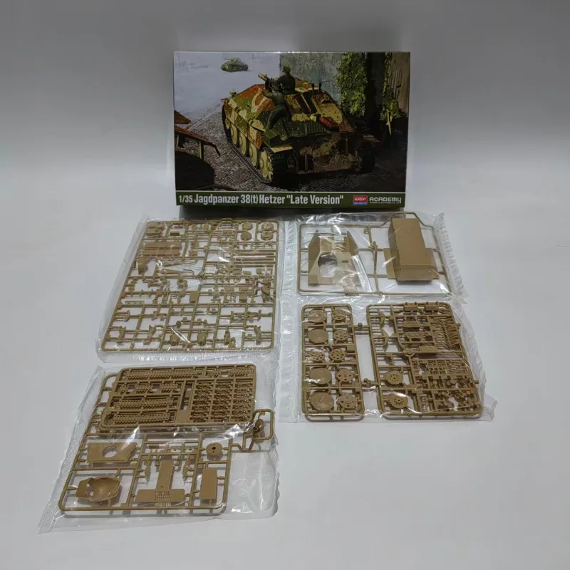 Academy Assemble Tank Model Kit 13230 Jagdpanzer 38(t) "Hetzer" later Productie 1/35 Plastic Model Kit