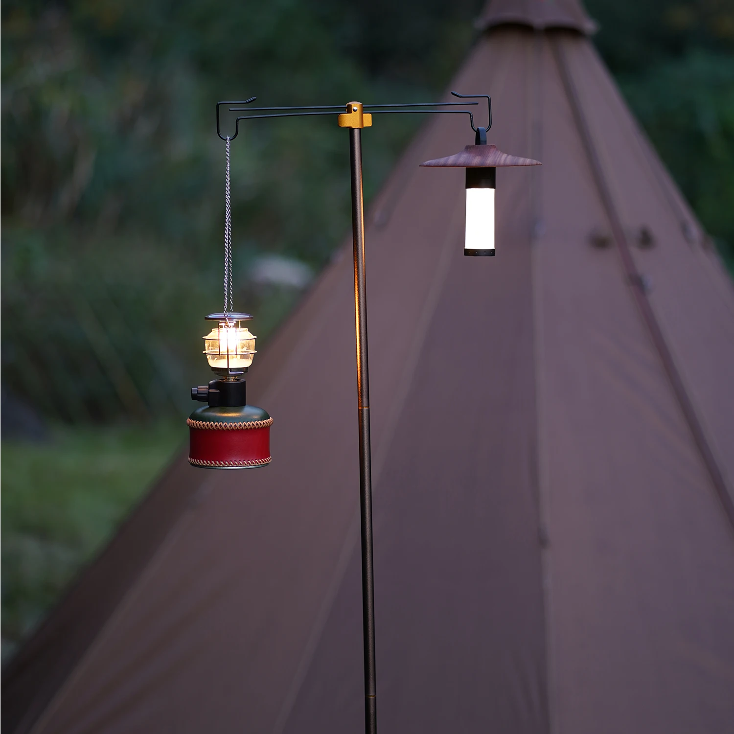 Aluminum alloy folding tent lamp stand with telescopic pole and double hooks for camping. Comes with a storage bag view 2