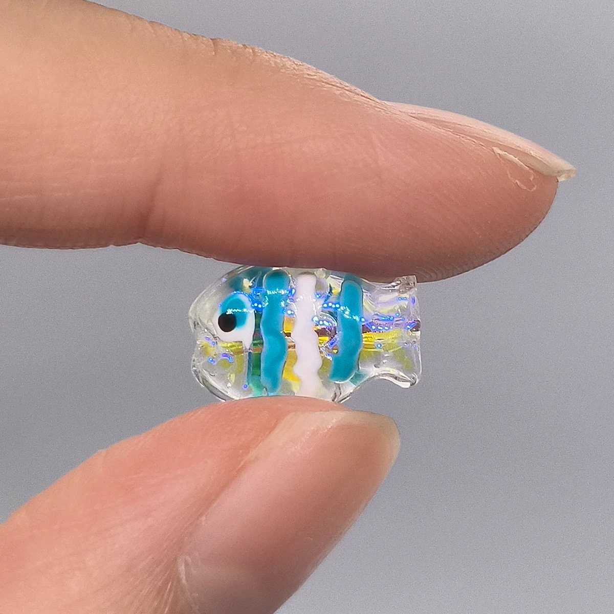 4pcs/8pcs 14mm White wavy line small fish glass beads for DIY necklaces, bracelets, keychains Accessory Bead