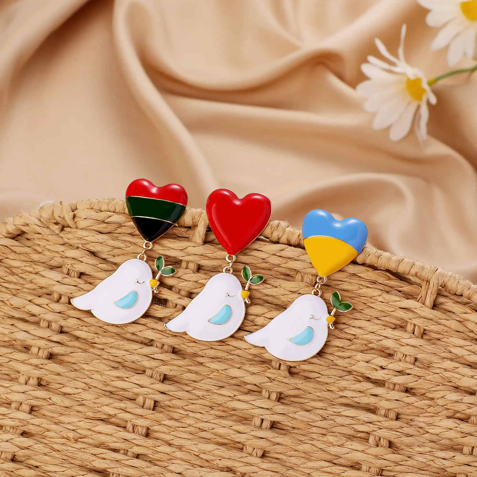 Cute Peace Dove With Nation Flag Balloon Brooch Pin Special Design Peace&Love Enamel Pin Gift For Friends Ukraine Palestine