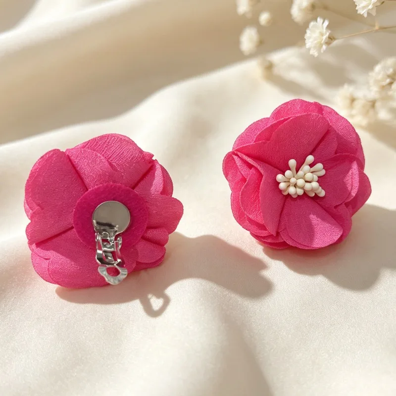 Neue Chiffon-Spitzen-Blumen-Ohrclips für Damen, nicht durchstechend, exquisite bunte 3D-Blumen-Ohrclips, Urlaubs- und Strand-Schmuck. – Detail 3
