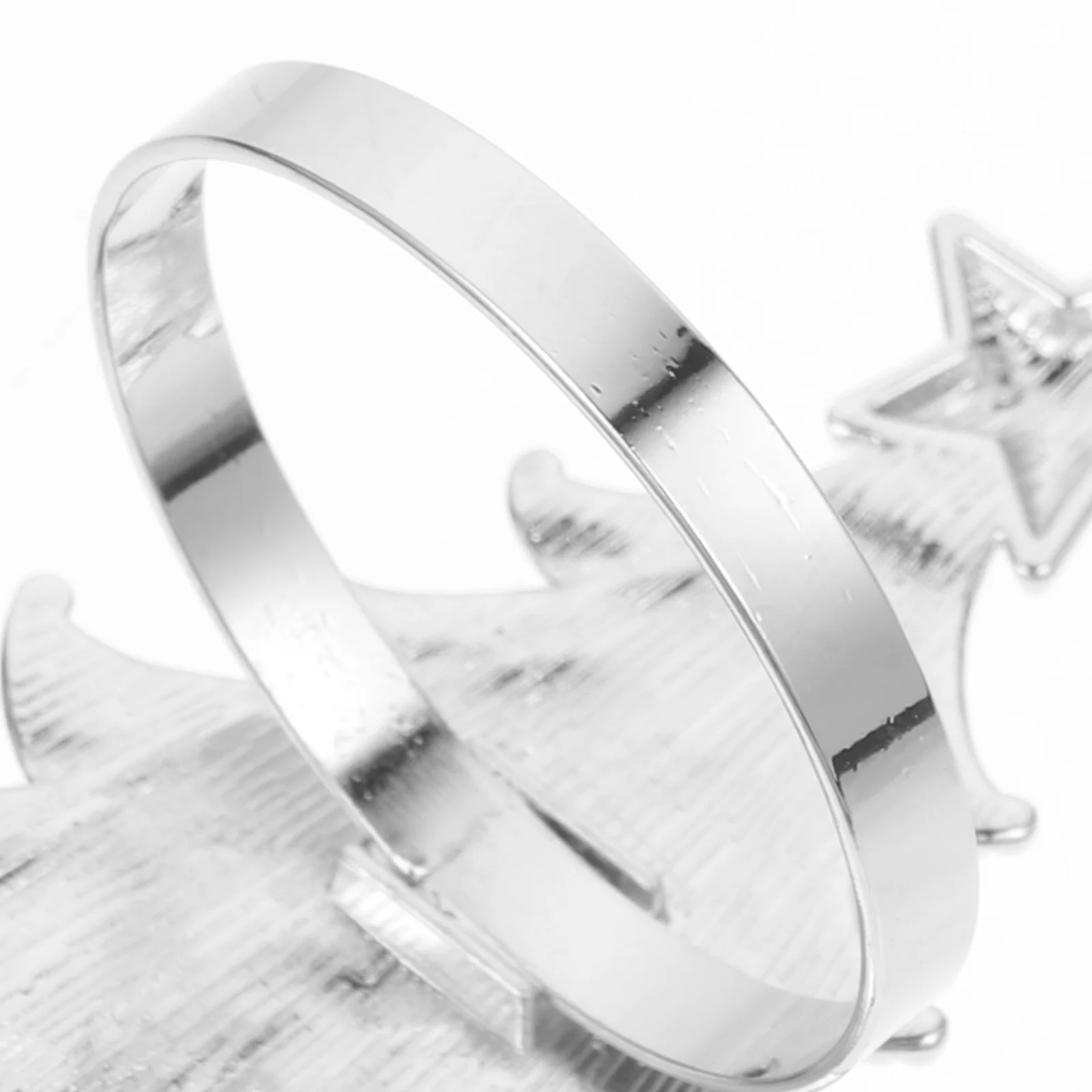 

6Pcs Decorative Xmas Napkin Rings Christmas Tree Design Alloy Napkin Holders Elegant Dining Table Accessories Table Decors